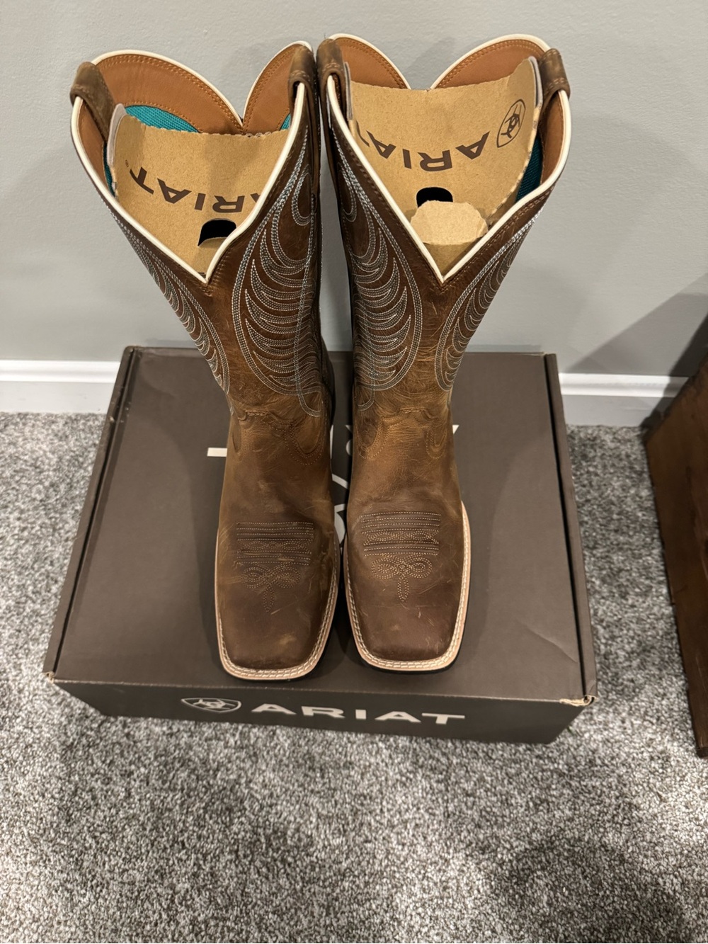 Ariat Brown Leather Western Cowboy Boots with White Stitching - Picture 5 of 5
